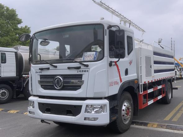 东风D9光伏清洗车