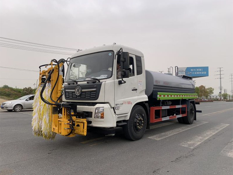 东风天锦城市护栏清洗车