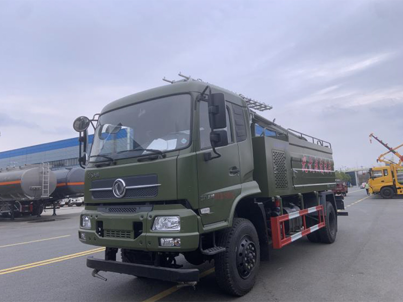 东风天锦四驱光伏板清洗车