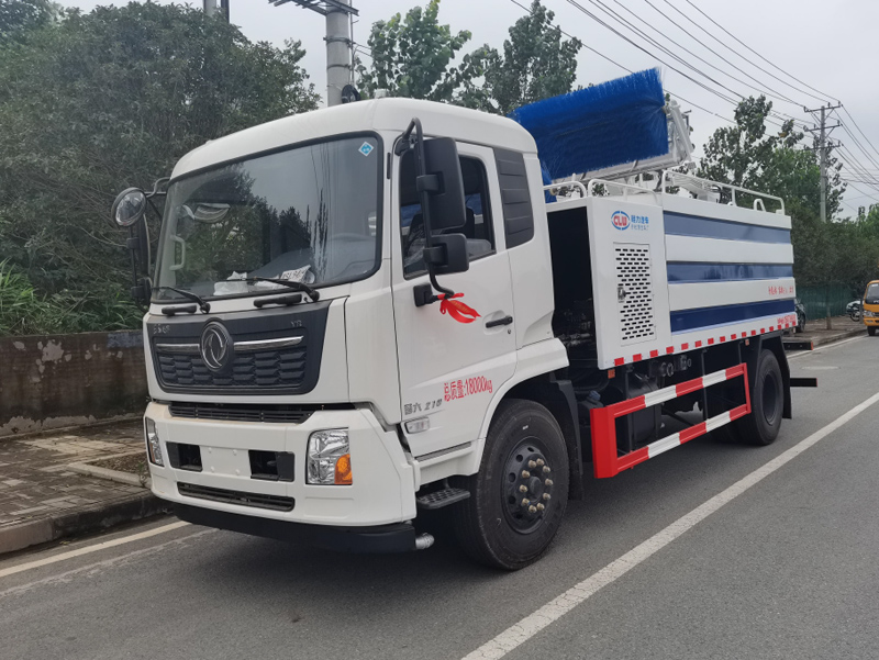 东风天锦隧道清洗车