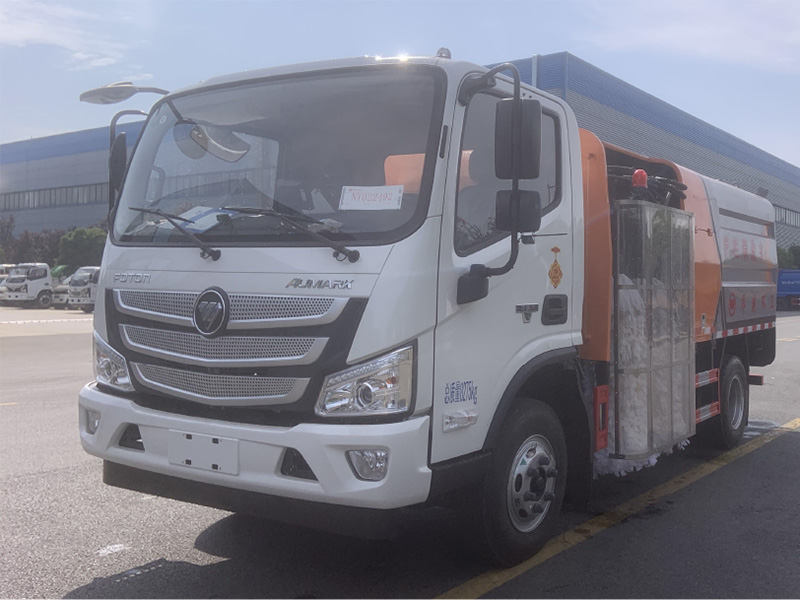 福田中置护栏清洗车
