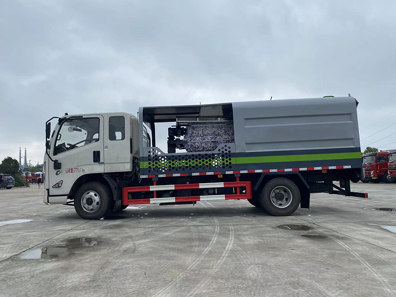 江铃双向护栏清洗车